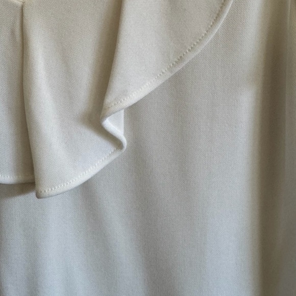 Ann Taylor Sleeveless Ruffle V-Neck Top XS | Ivory / Off-White Blouse - Picture 3 of 4